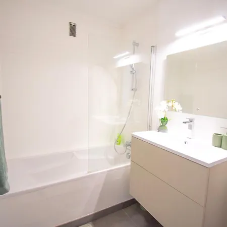 아파트 Bright 1bedroom Apartment, Steps To Juan Les Pins 앙티브